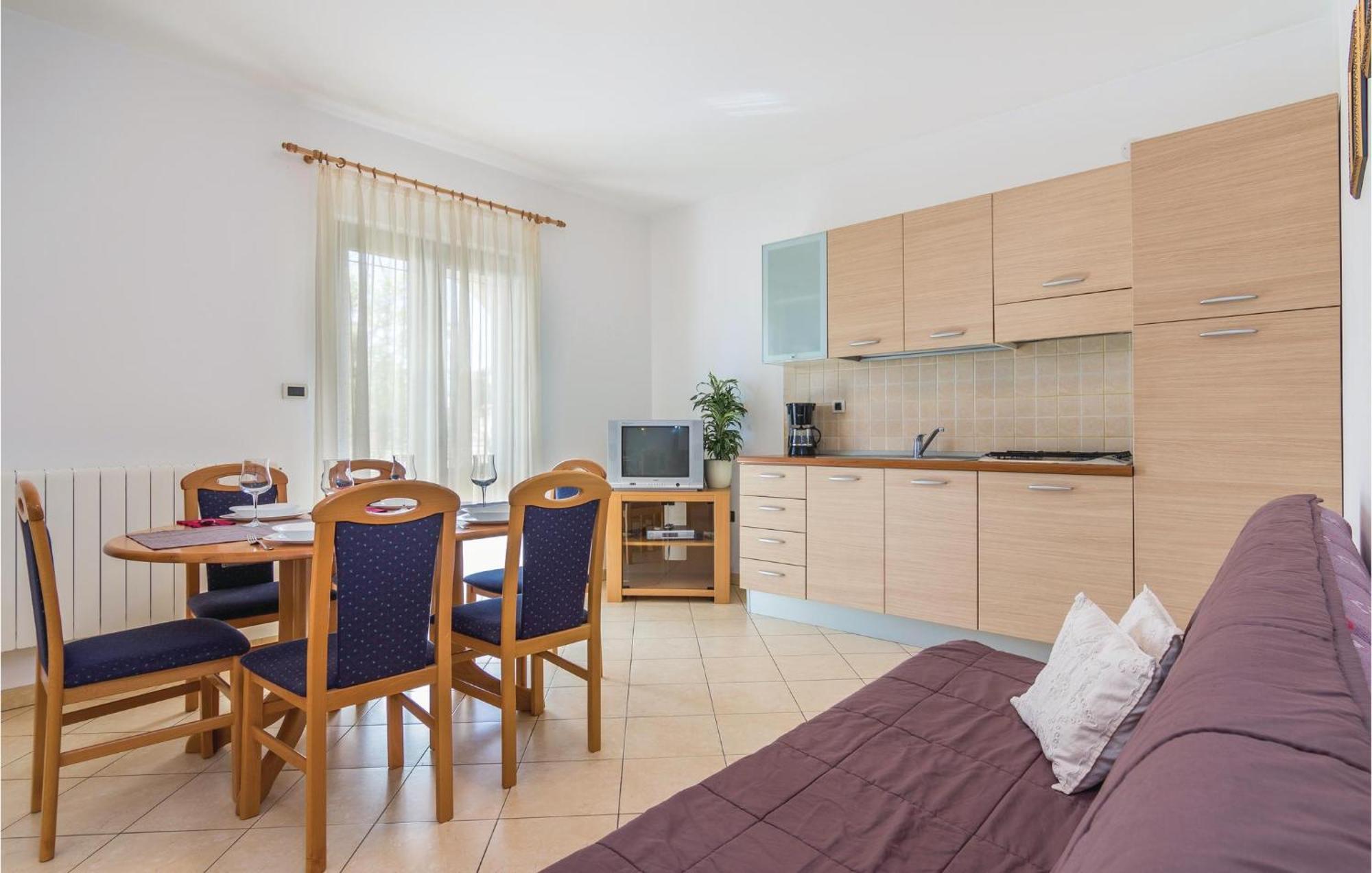Beautiful Apartment In Porec With Kitchen Ngoại thất bức ảnh
